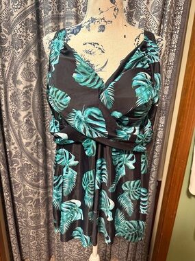 Tropical Leaf Print tankini swim top Green/Black (plus size 5x)